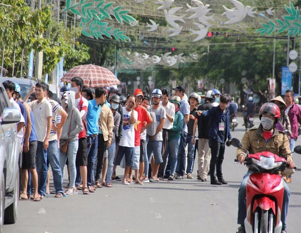 xếp hàng mua vé 6