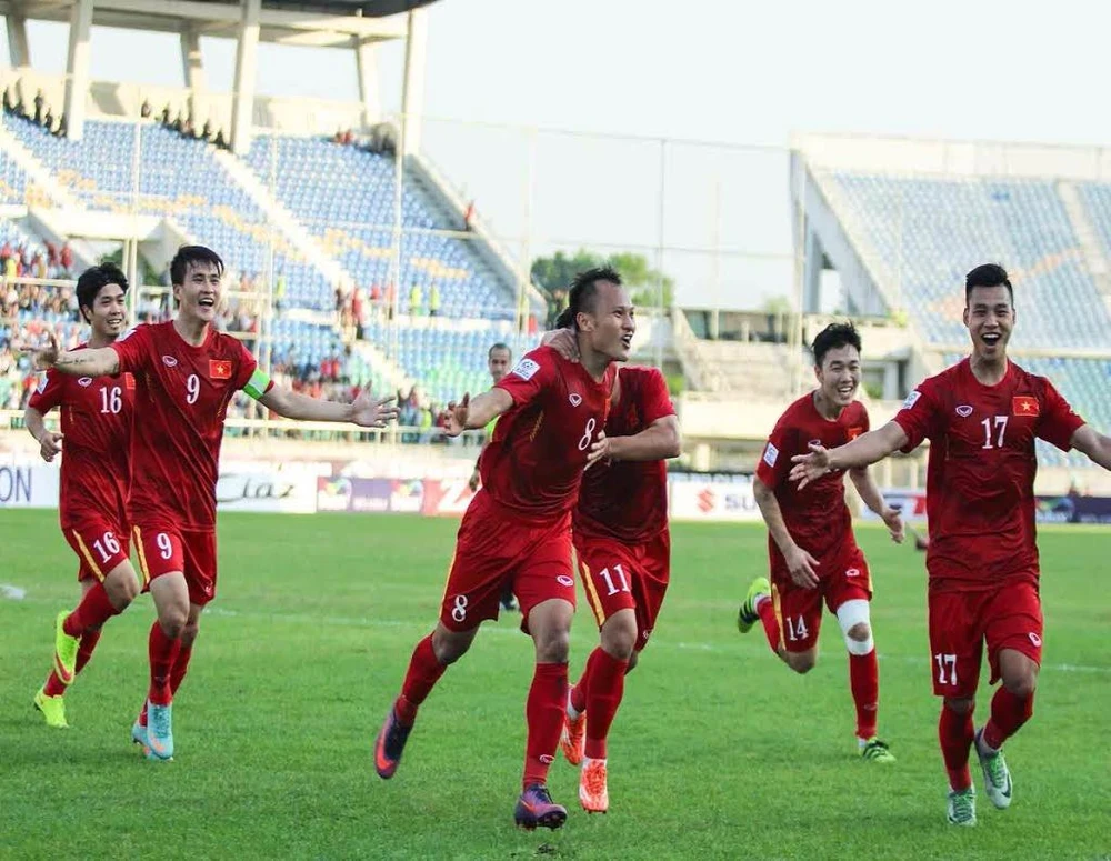 Trọng Hoàng (8) ghi bàn thắng đầy may mắn