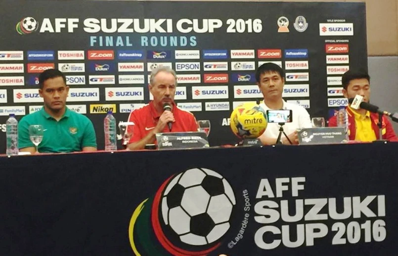 Thầy Riedl và trò Hữu Thắng trogn cuộc họp báo trước trận đấu