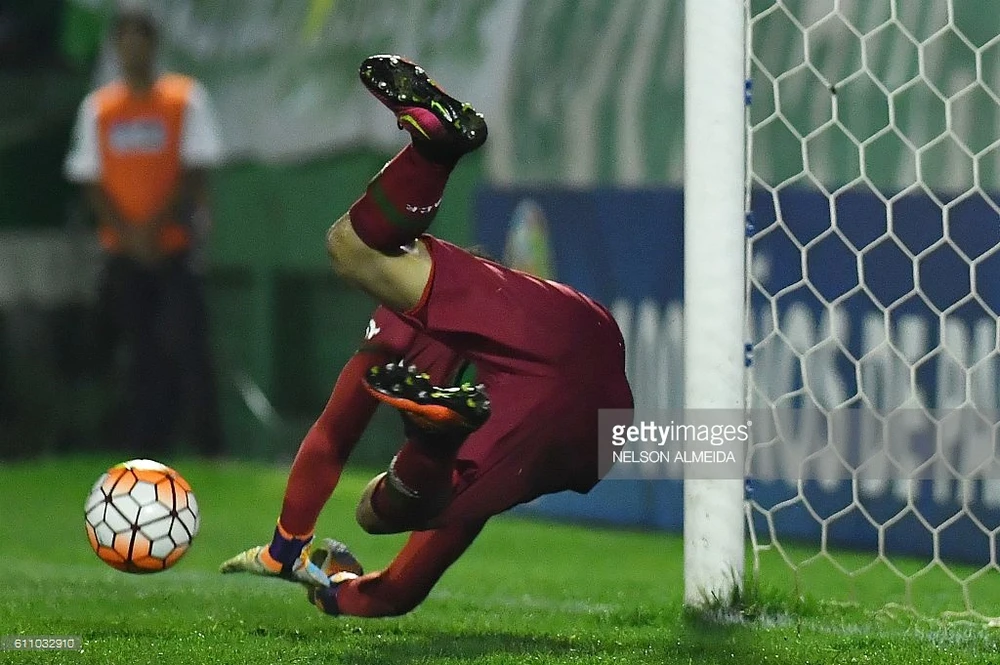 Brazil tôn vinh thủ môn qua đời vì tai nạn máy bay ảnh 2