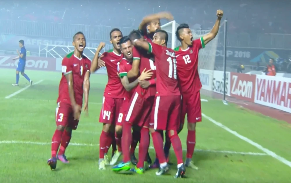 Các cầu thủ Indonesia mừng khi đánh bại Thái Lan 2-1