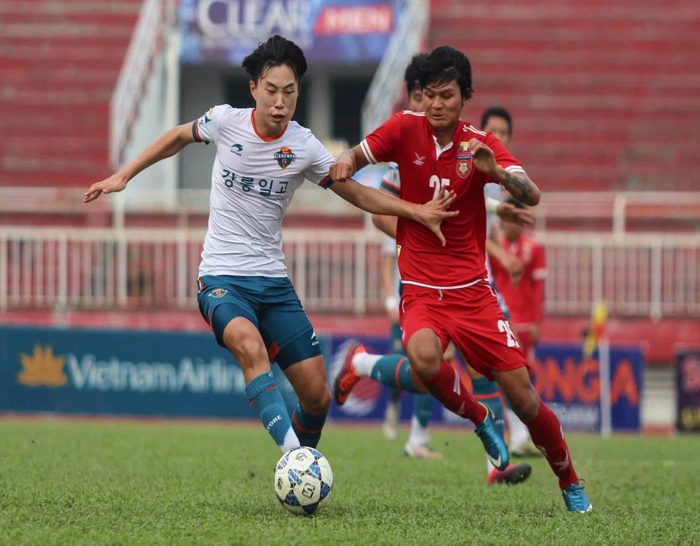 Park Ju Nha (trái) trong pha bóng ăn bàn