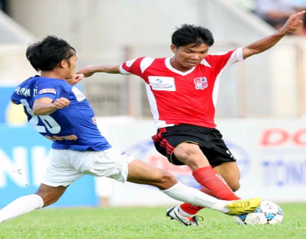 Đức Nhân (đỏ) cũng đã hết cơ hội đá V- League mùa tới?