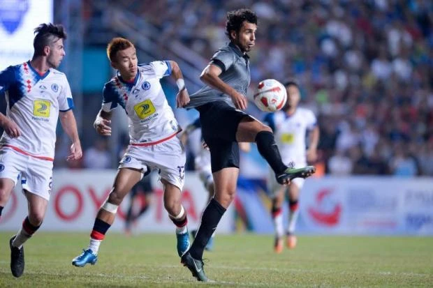 Lanexang (trắng) tạo sốc khi đánh bại Buriram 1-0 (chung kết lượt đi)
