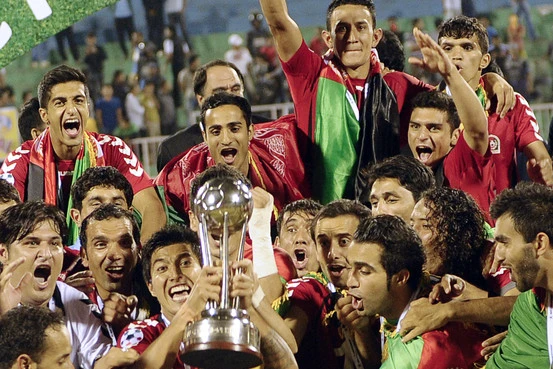 HLV Hữu Thắng có “đối thủ” đáng tuổi bố ảnh 1