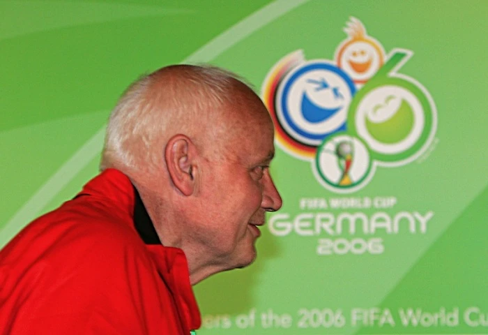 HLV Hữu Thắng có “đối thủ” đáng tuổi bố ảnh 2