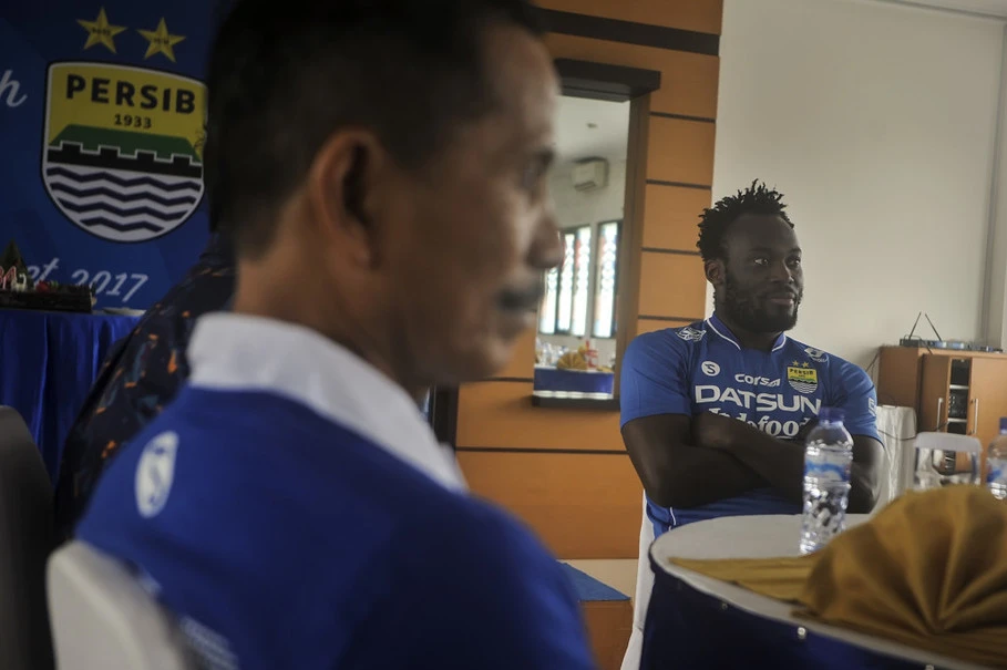 Ghen tỵ với Essien, cựu sao ngoại hạng Anh phá hợp đồng ảnh 1