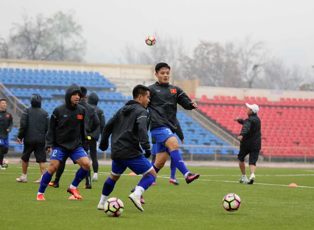 Mục tiêu khác biệt giữa HLV Hữu Thắng và Kiatisak ảnh 1