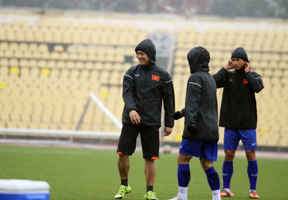 Mục tiêu khác biệt giữa HLV Hữu Thắng và Kiatisak ảnh 3