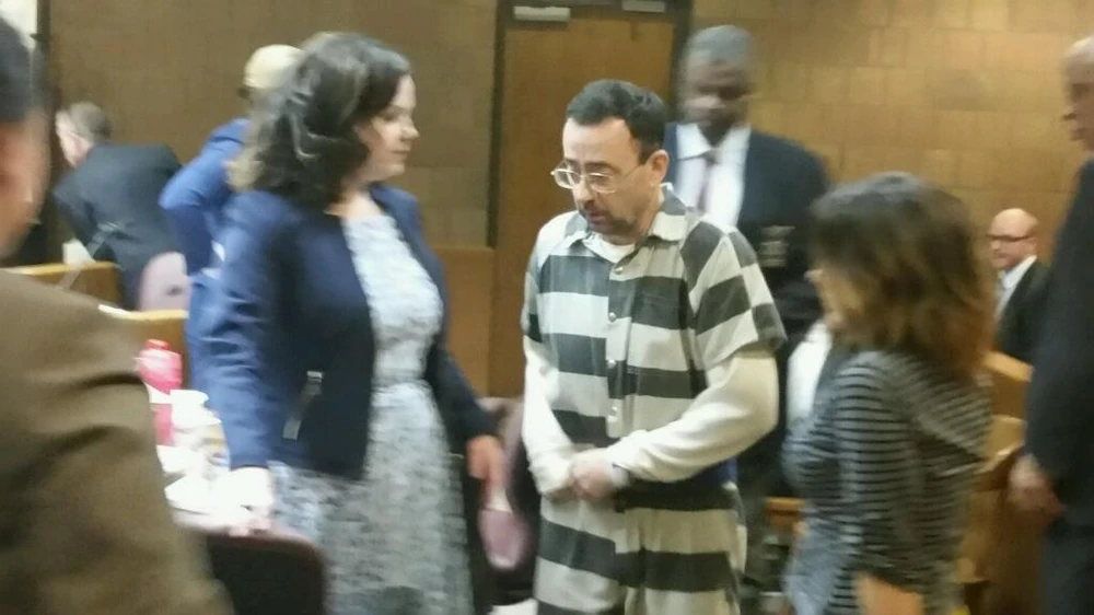 Lạm dụng tình dục 100 VĐV, bác sĩ bị 60 năm bóc lịch ảnh 2