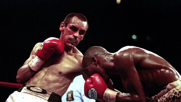 “Gã lùn khổng lồ” Thái Lan sắp san bằng kỷ lục của Mayweather ảnh 2