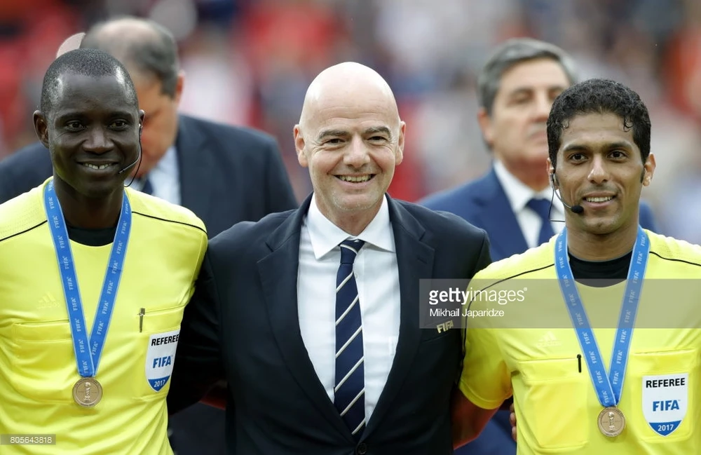 Vừa được FIFA gọi bắt World Cup, trọng tài đã dính tiêu cực ảnh 1