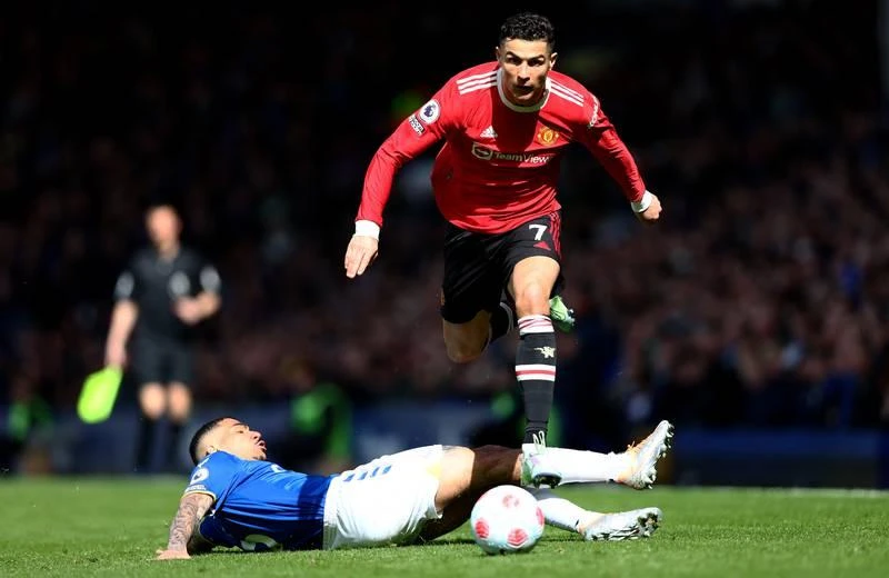 Vẫn cởi sóng, cởi gió" nhưng Ronaldo vẫn bế tắc Đối thủ lại chơi rất rát Nụ cười chua chát và bế tắc. Sau trận đấu, Ronaldo còn đập vỡ điện thoại của một fan nhí trong khi anh rời sân. Cảnh sát đang tiến hành điều tra hành vi của Ronaldo.