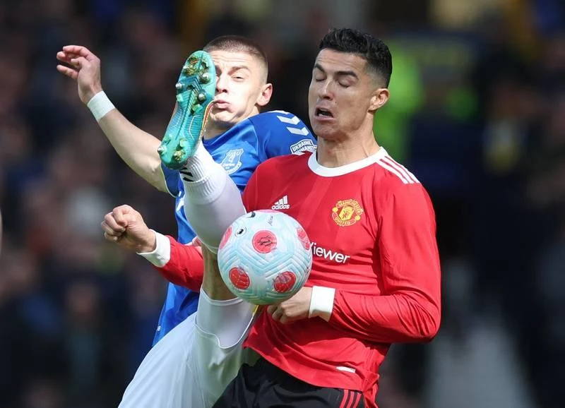 Đối thủ lại chơi rất rát Nụ cười chua chát và bế tắc. Sau trận đấu, Ronaldo còn đập vỡ điện thoại của một fan nhí trong khi anh rời sân. Cảnh sát đang tiến hành điều tra hành vi của Ronaldo.