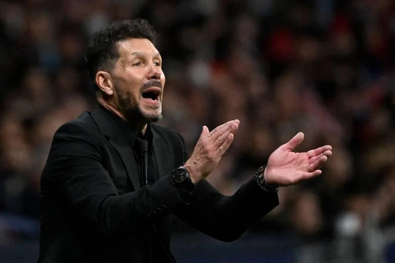Diego Simeone lại liên tục gào thét cho học trò...xông lên.