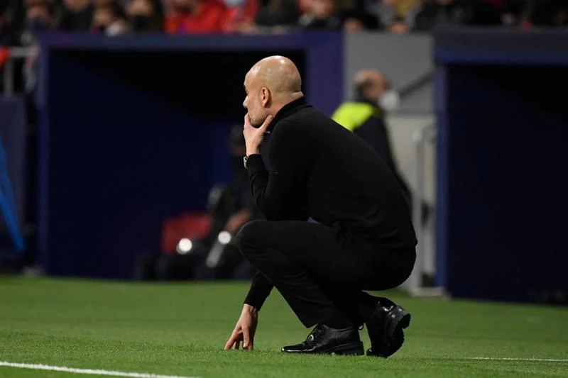 Pep Guardiola...vẫn rất tĩnh. Diego Simeone lại liên tục gào thét cho học trò...xông lên.