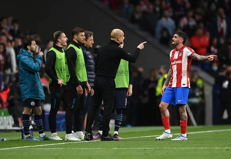 Rodrigo De Paul đôi co với HLV Pep Guardiola của Man. City Thủ môn Oblak can ngăn hai cái đầu nóng Raheem Sterling và Savic. Trọng tài rút thẻ vàng thứ hai với Felipe cuối trận. Joao Felix nằm sân vì bị tiểu xảo của Man. City ...Trên căng, dưới cũng căng Zinchenko nằm đau đớn, nhưng Llorent phân trần anh không phạm lỗi. Savic và Sterling...đối đầu nhau. Thỉ môn Oblak hạ hỏa những cái đầu nóng của đồng đội và bên kia. Pep Guardiola...vẫn rất tĩnh. Diego Simeone lại liên tục gào thét cho học trò...xông lên.