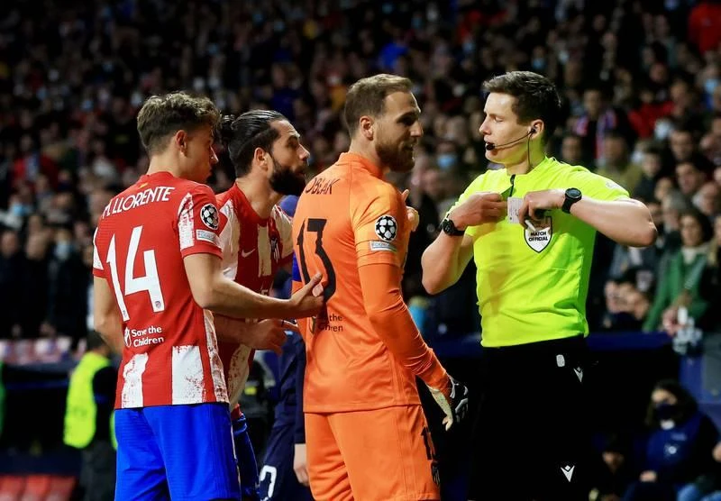 Trọng tài rút thẻ vàng thứ hai với Felipe cuối trận. Joao Felix nằm sân vì bị tiểu xảo của Man. City ...Trên căng, dưới cũng căng Zinchenko nằm đau đớn, nhưng Llorent phân trần anh không phạm lỗi. Savic và Sterling...đối đầu nhau. Thỉ môn Oblak hạ hỏa những cái đầu nóng của đồng đội và bên kia. Pep Guardiola...vẫn rất tĩnh. Diego Simeone lại liên tục gào thét cho học trò...xông lên.