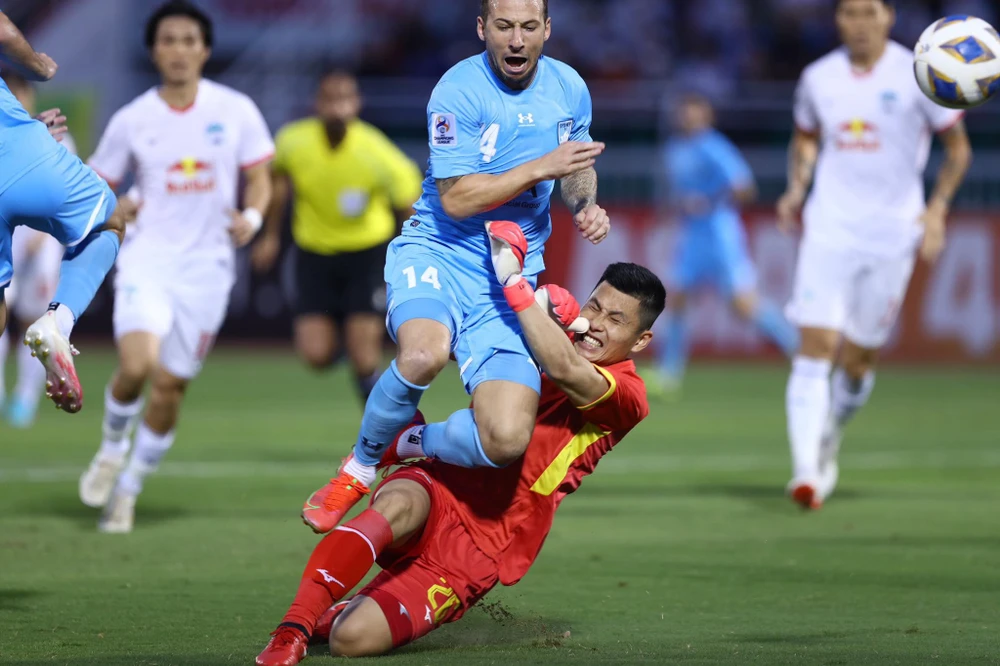 Thủ môn Tuấn Linh có một pha lăn xả trước Le Fondre của Sydney FC. Ảnh: A.PHƯƠNG