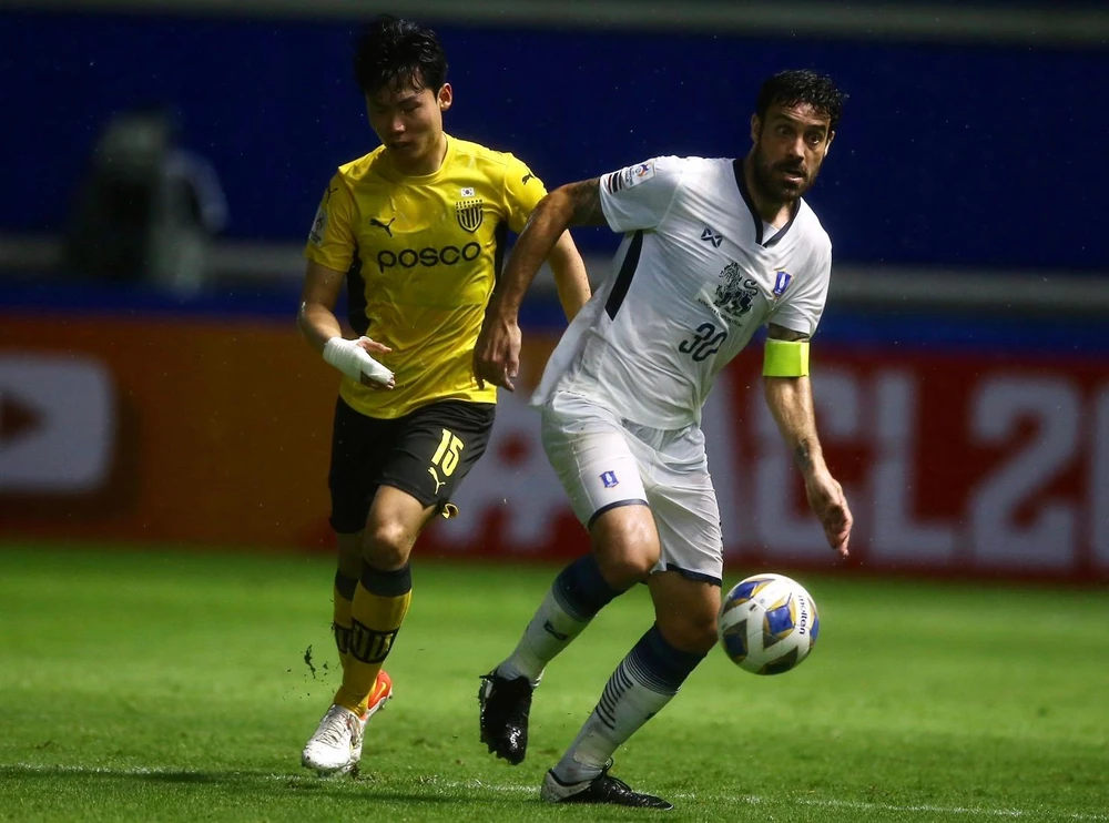 Pathum Utd (trắng) cũng đánh bại đại diện Hàn Quốc khác là Jeonam Dragons 2-1. Ảnh: AFC