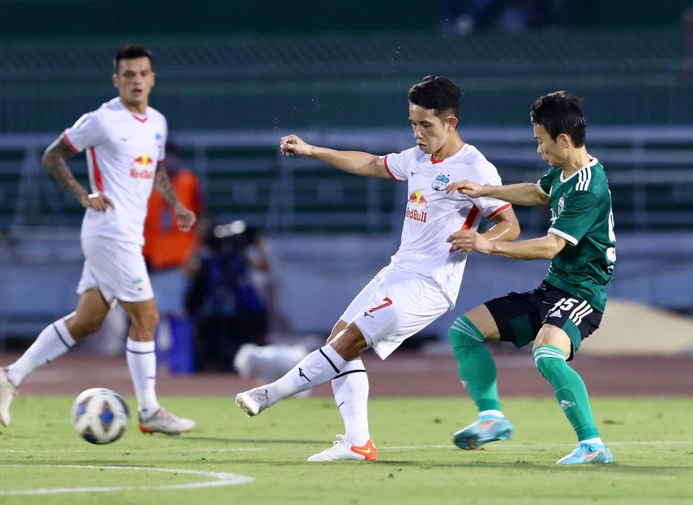 Hồng Duy rất bén nhọn ở hành lang trái. Ảnh: A.PHƯƠNG