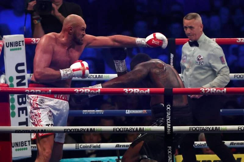 Đầu hiệp sáu, Dillion Whyte (phải) liên tục dính đòn từ Tyson. Ảnh: Getty