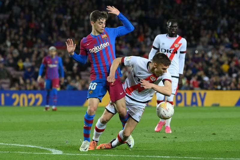 Nikola Maras của Rayo vào bóng "cắt kéo" Gavi của Barcelona. Jordi Alba cũng bất lực. Hàng phòng ngự Rayo Vallecano chơi một trận cực chắc. Cú "xe đạp chổng ngược" của De Jong bất thành. ...nhưng gầm giày của De Jong dính vào trán của Palazon. Memphis Depay nỗ lực nhưng vô nghĩa. Barcelona lầm lũi rời Nou Camp Chiếc thẻ đỏ dành cho HLV Andaoni Iraola của Rayo Vallecano không quan trọng bằng việc đánh bại Barcelona tại Nou Camp. ...Xavi không tin vào mắt mình.