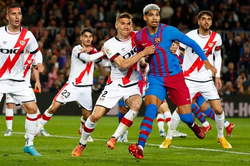 Với hơn 83 phút còn lại, Barcelona vẫn không thể có bàn san bằng tỉ số. Trận đấu căng thẳng vì nhiều cầu thủ Barcelona cay cú trước tiểu xảo của đối phương. Nikola Maras của Rayo vào bóng "cắt kéo" Gavi của Barcelona. Jordi Alba cũng bất lực. Hàng phòng ngự Rayo Vallecano chơi một trận cực chắc. Cú "xe đạp chổng ngược" của De Jong bất thành. ...nhưng gầm giày của De Jong dính vào trán của Palazon. Memphis Depay nỗ lực nhưng vô nghĩa. Barcelona lầm lũi rời Nou Camp Chiếc thẻ đỏ dành cho HLV Andaoni Iraola của Rayo Vallecano không quan trọng bằng việc đánh bại Barcelona tại Nou Camp. ...Xavi không tin vào mắt mình.