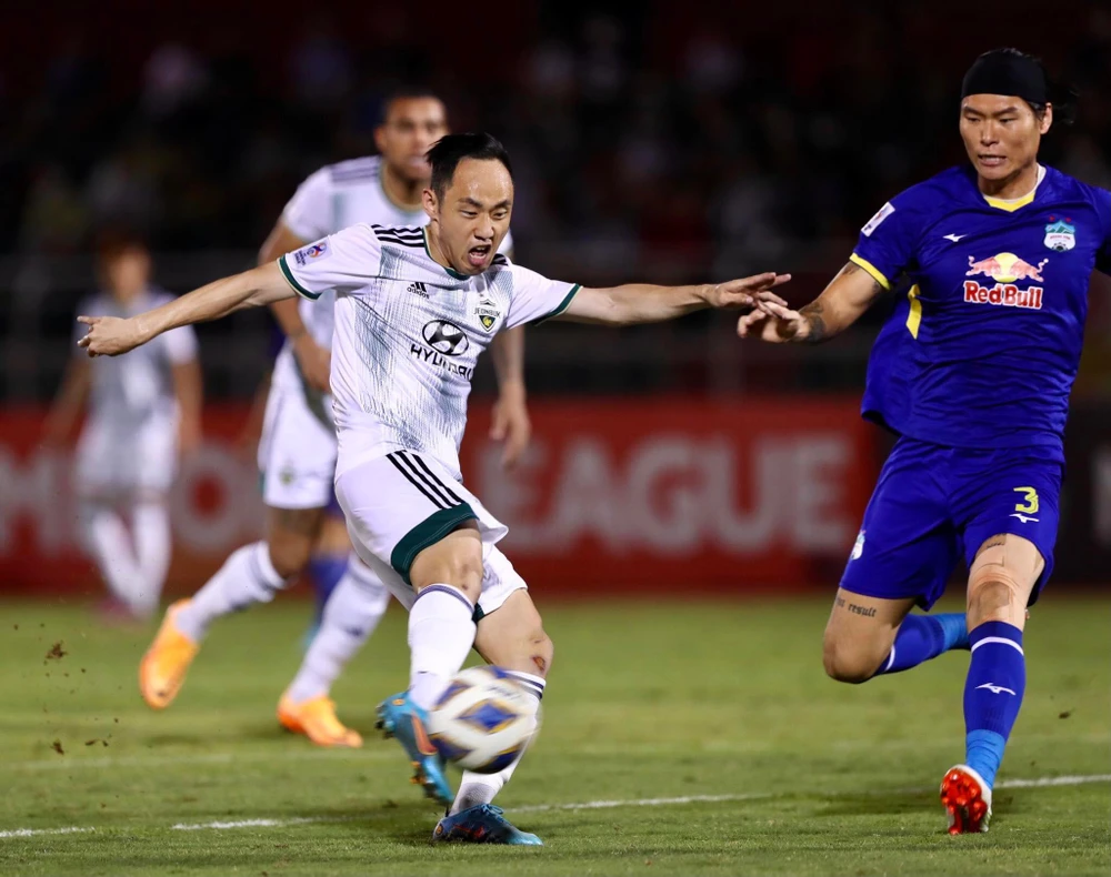 Moon Seon-min (trắng, JHM) tác giả bàn thắng vào lưới Tuấn Linh ở lượt đi và cả lượt về. Ảnh: ANH DUY Moon Seon-min (trắng, JHM) tác giả bàn thắng vào lưới Tuấn Linh ở lượt đi và cả lượt về. Ảnh: ANH DUY