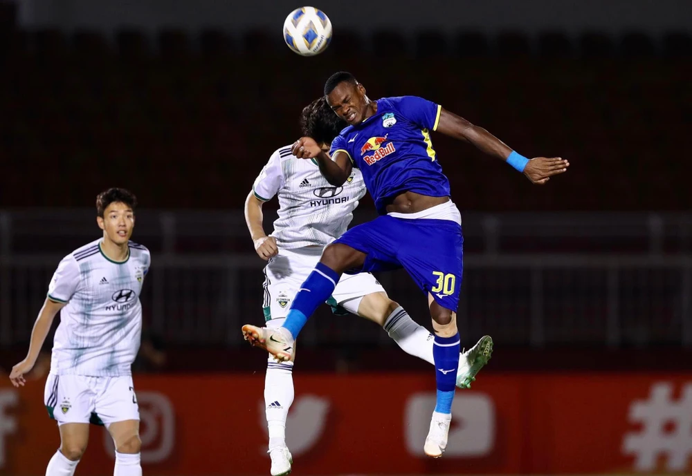 Brandao (30) bỏ qua cơ hội ngon ăn phút 37. Ảnh: ANH DUY Brandao (30) bỏ qua cơ hội ngon ăn phút 37. Ảnh: ANH DUY