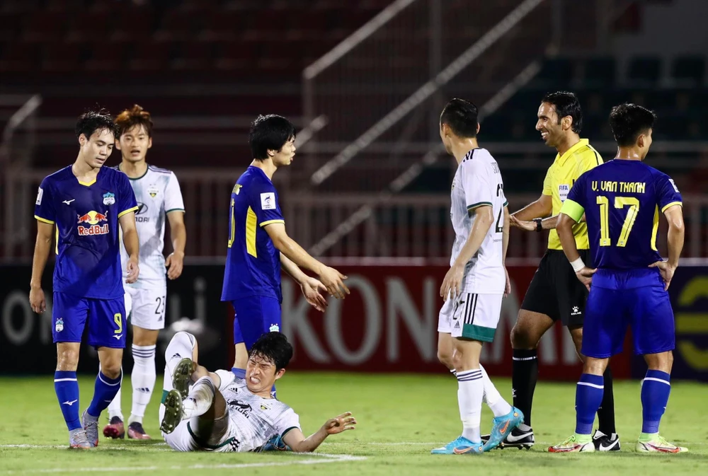 Văn Toàn, Công Phượng, Văn Thanh trận nào ra sân cũng chơi hơn 100% sức lực. Ảnh: A.DUY Văn Toàn, Công Phượng, Văn Thanh trận nào ra sân cũng chơi hơn 100% sức lực. Ảnh: A.DUY