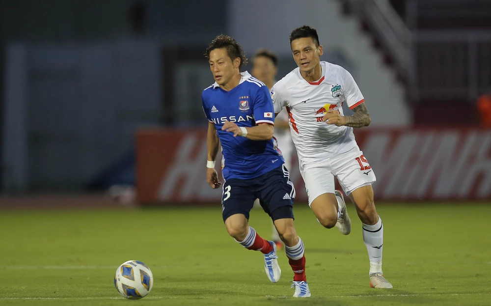 Trung vệ Hữu Tuấn trong một pha băng về và phạm lỗi dẫn đến phạt đền. Ảnh: A.PHƯƠNG Trung vệ Hữu Tuấn trong một pha băng về và phạm lỗi dẫn đến phạt đền. Ảnh: A.PHƯƠNG