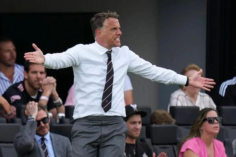 Người bạn cùng thời của Beckham, đồng đội ở tuyển Anh và MU Phil Neville đang làm HLV trưởng ở Inter Miami. Ông chủ Beckham rất bảnh bao. Cùng phu nhân Victoria Beckham tại một sự kiện. ...Cũng đắt show ở những buổi biểu diễn thời trang. Cùng các con trai và "gái rượu" Harber đi xem thể thao. Dẫn con gái xuống sân gặp một ngôi sao bóng rổ. Inter Miami đóng ở Florida, cận nhiệt đới, ở đó cảnh vật hoang dã và ấm áp, gia đình Beckham thường đi dã ngoại. Inter Miami có màu áo chính thức là màu...hường. Danh thủ Higuain Gonzalo (trắng) đầu quân cho Inter Miami.