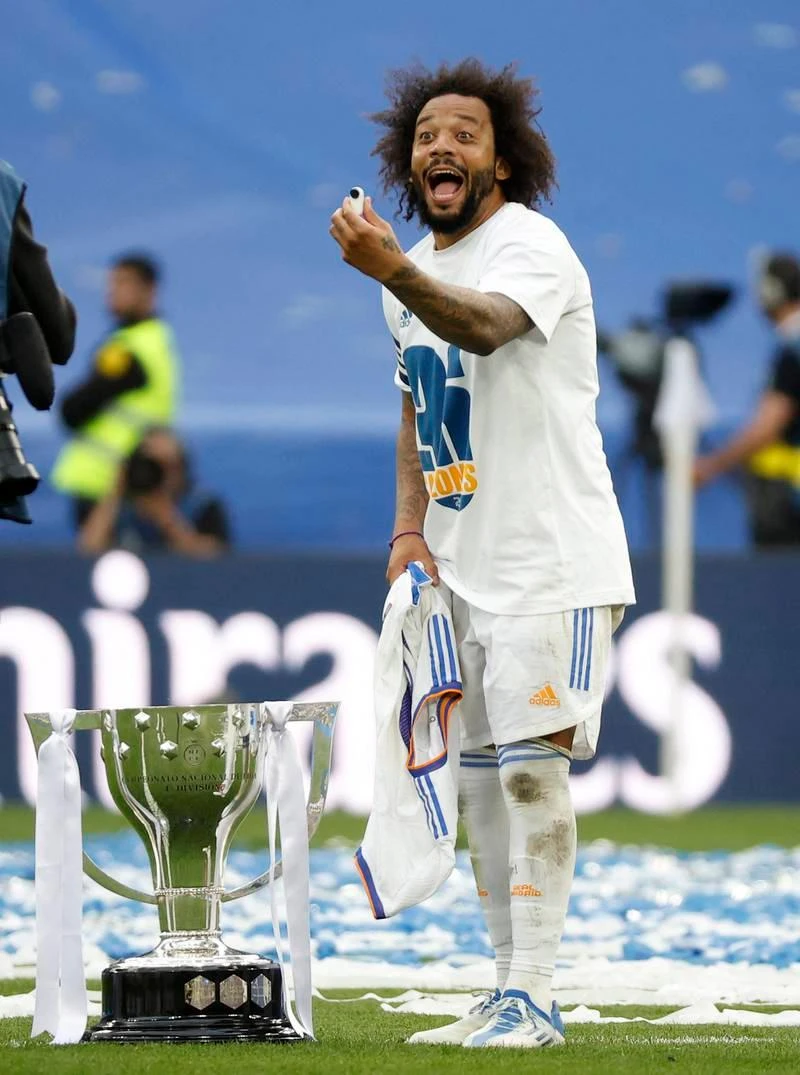 Marcelo có bộ sưu tập thành tích cực dày cùng Real. Chiến lược gia Ancelotti bây giờ còn tập trung vào trận lượt về bán kết với Man. City nữa. Bất kỳ thời buổi nào Real cũng là một...galaxy. Sân Bernabeu thật hoành tráng. 150 fan đổ ra đường chia vui cùng Real Madrid khi đội diễu hành trên phố Madrid.