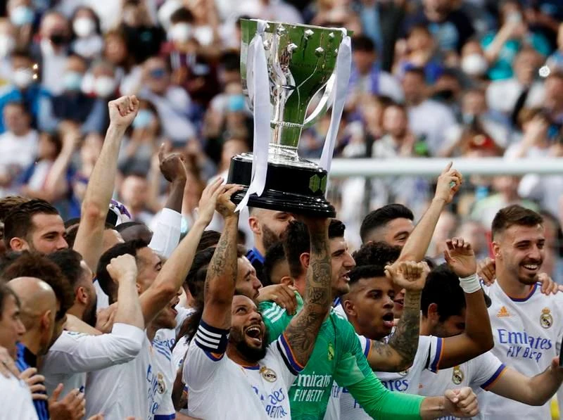 Chiếc cúp vô địch La Liga của đội bóng hoàng gia. Marcelo có bộ sưu tập thành tích cực dày cùng Real. Chiến lược gia Ancelotti bây giờ còn tập trung vào trận lượt về bán kết với Man. City nữa. Bất kỳ thời buổi nào Real cũng là một...galaxy. Sân Bernabeu thật hoành tráng. 150 fan đổ ra đường chia vui cùng Real Madrid khi đội diễu hành trên phố Madrid.