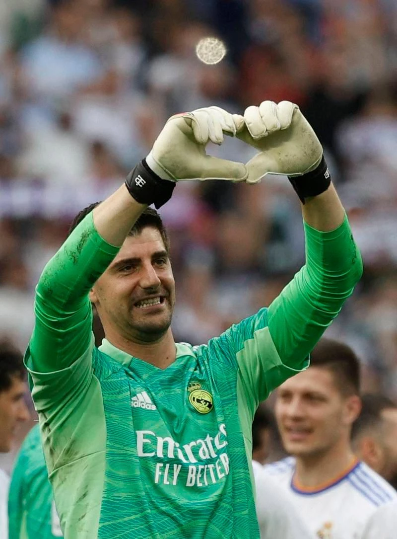Thủ môn Thibaut Courtois...thả tim. Rodrygo ăn mừng bàn thắng trong chiến thắng 4-0 trước Espanyol Barnebeu ở hội ăn mừng danh hiệu La Liga thứ 35 thật hoành tráng. Marcelo và Benzema...những "cây đa, cây đề" của Real Madrid. Chiếc cúp vô địch La Liga của đội bóng hoàng gia. Marcelo có bộ sưu tập thành tích cực dày cùng Real. Chiến lược gia Ancelotti bây giờ còn tập trung vào trận lượt về bán kết với Man. City nữa. Bất kỳ thời buổi nào Real cũng là một...galaxy. Sân Bernabeu thật hoành tráng. 150 fan đổ ra đường chia vui cùng Real Madrid khi đội diễu hành trên phố Madrid.