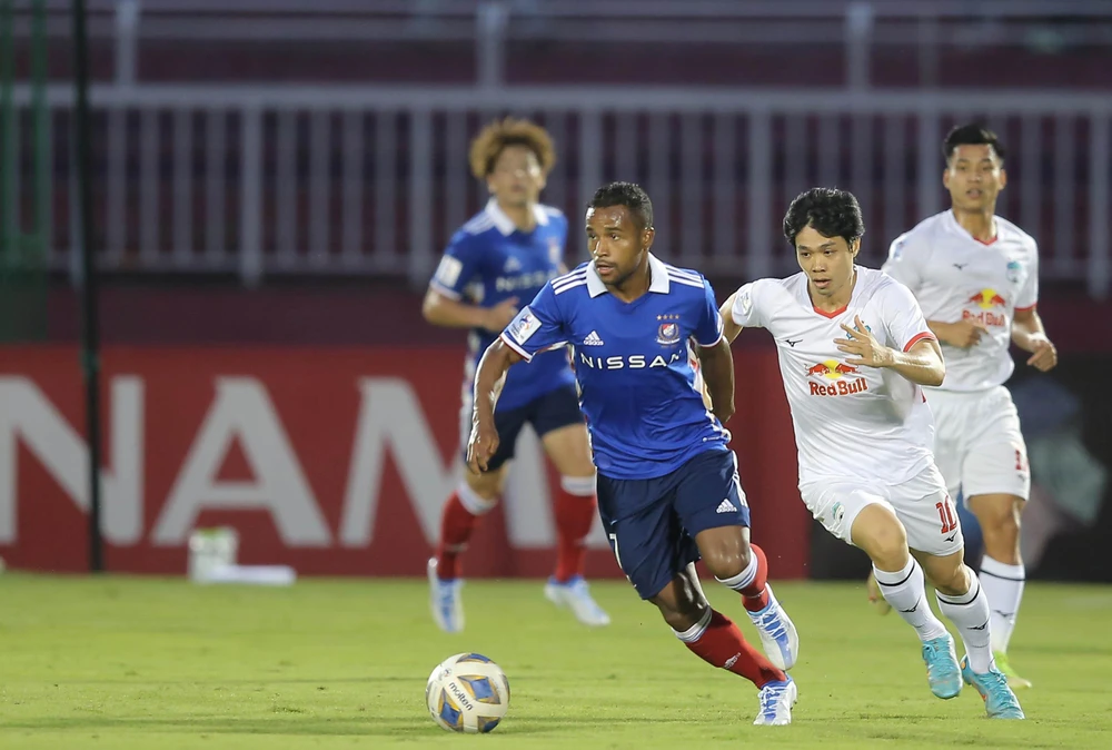 HA Gia Lai rơi vào bảng H tử thần dù bị loại nhưng thầy trò HLV Kiatisak để lại ấn tượng đẹp nơi khán giả TP.HCM. Ảnh: ANH PHƯƠNG