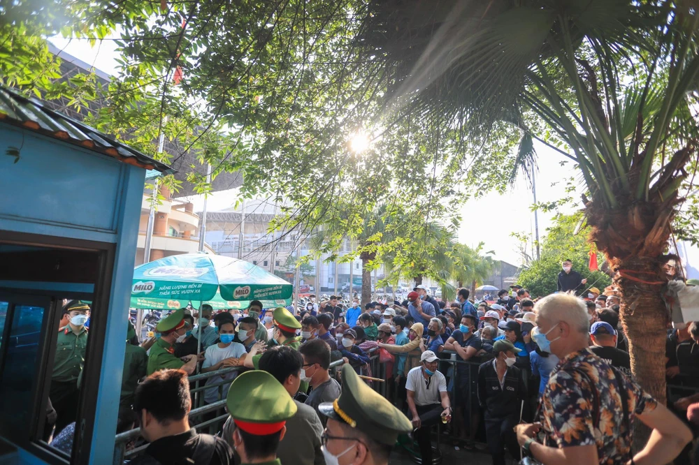 Rất đông người hâm mộ đến quanh sân Việt Trì chờ săn tấm vé. Ảnh: A.PHƯƠNG