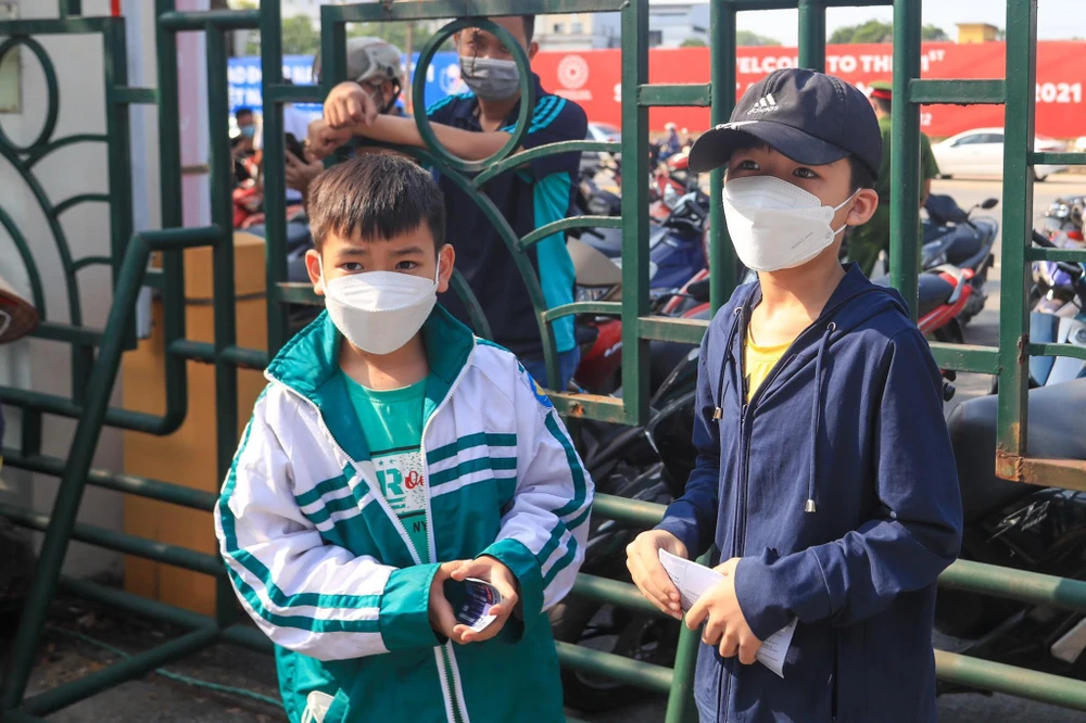 Những em nhỏ cũng "săn vé" trận U-23 VN- U-23 Indonesia. Ảnh: A.PHƯƠNG