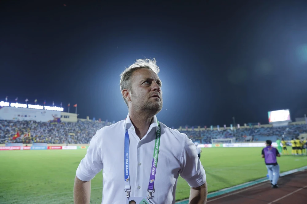 HLV Polking có lẽ có chút thiếu hợp lý khi cho Gustavsson ra nghỉ để thay vào trung vệ Anusak. Ảnh: A. PHƯƠNG