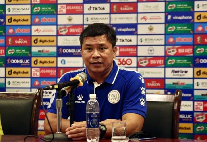 HLV Norman Fegidero vui mừng ra mặt trong buổi họp báo sau trận đấu. Ảnh: A.P