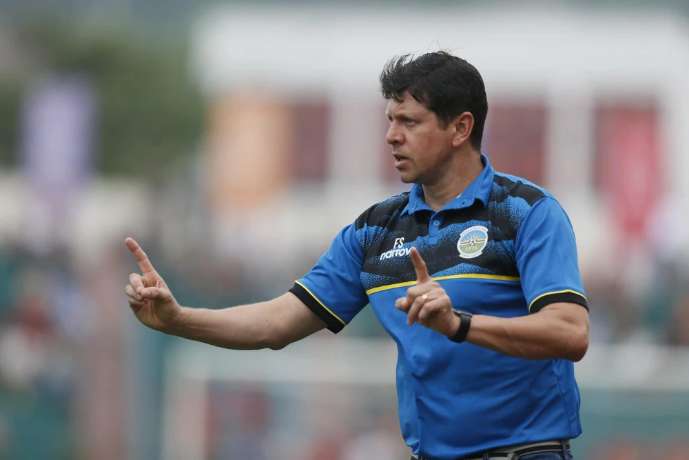 HLV Fabio Marcelo...lại cùng Đông Timor thua trận thứ hai tại SEA Games 31. Ảnh: ANH PHƯƠNG