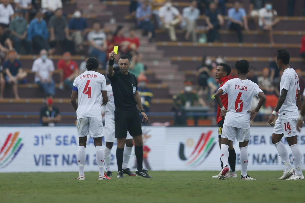 Một trận đấu căng và kịch tính giữa hai đội ít được đánh giá cao Myanmar và Đông Timor tại bảng A SEA Games 31. Ảnh: ANH PHƯƠNG Myanmar (trắng) dẫn trước Đông Timor 2-0 như chung kết Mexico 86 khi Argentina dẫn trước Tây Đức 2-0... Ảnh: A.PHƯƠNG Sau đó, Đông Timor thi đấu kiên cường và san bằng 2-2, hệt như Tây Đức làm được khi san bằng 2-2 trước Argentina. Ảnh: ANH PHƯƠNG Nhưng rồi những giây cuối trận Myanmar lại ghi bàn và ấn định tỉ số 3-2...rất giống trận chung kết kịch tính Mexico 86 giữa Argentina và Tây Đức. Ảnh: ANH PHƯƠNG Trận đấu nhiều thời điểm nóng lên... Ảnh: ANH PHƯƠNG HLV Fabio Marcelo...lại cùng Đông Timor thua trận thứ hai tại SEA Games 31. Ảnh: ANH PHƯƠNG