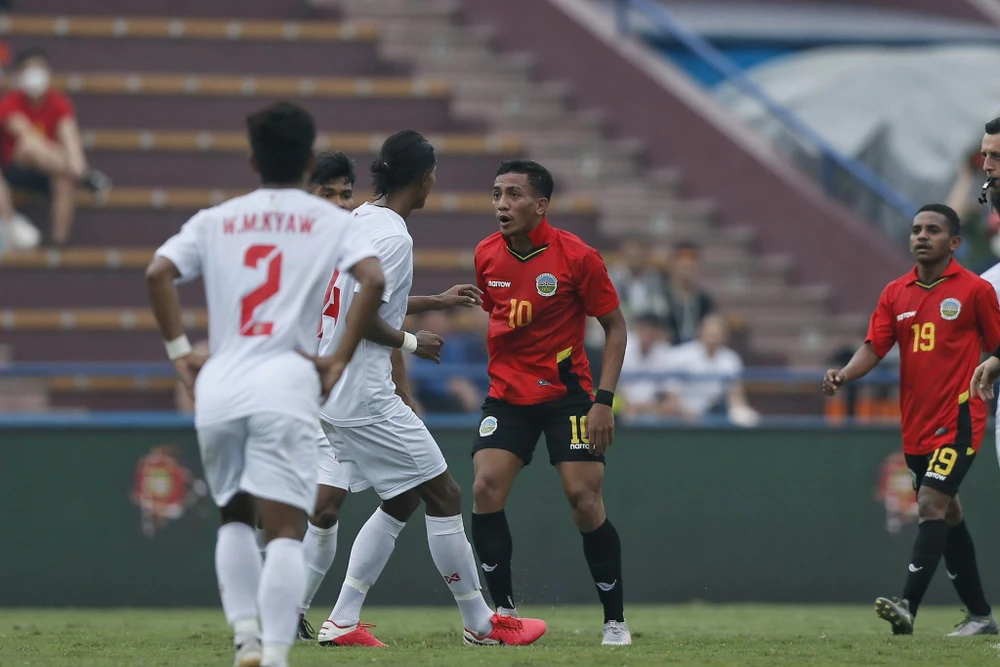 Myanmar (trắng) dẫn trước Đông Timor 2-0 như chung kết Mexico 86 khi Argentina dẫn trước Tây Đức 2-0... Ảnh: A.PHƯƠNG Sau đó, Đông Timor thi đấu kiên cường và san bằng 2-2, hệt như Tây Đức làm được khi san bằng 2-2 trước Argentina. Ảnh: ANH PHƯƠNG Nhưng rồi những giây cuối trận Myanmar lại ghi bàn và ấn định tỉ số 3-2...rất giống trận chung kết kịch tính Mexico 86 giữa Argentina và Tây Đức. Ảnh: ANH PHƯƠNG Trận đấu nhiều thời điểm nóng lên... Ảnh: ANH PHƯƠNG HLV Fabio Marcelo...lại cùng Đông Timor thua trận thứ hai tại SEA Games 31. Ảnh: ANH PHƯƠNG