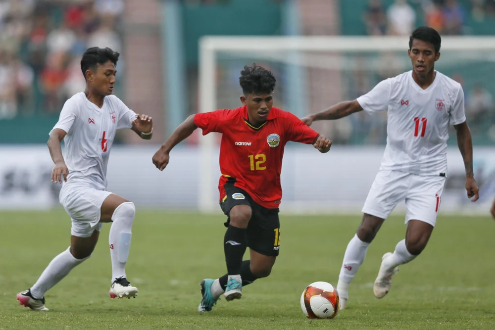 Sau đó, Đông Timor thi đấu kiên cường và san bằng 2-2, hệt như Tây Đức làm được khi san bằng 2-2 trước Argentina. Ảnh: ANH PHƯƠNG Nhưng rồi những giây cuối trận Myanmar lại ghi bàn và ấn định tỉ số 3-2...rất giống trận chung kết kịch tính Mexico 86 giữa Argentina và Tây Đức. Ảnh: ANH PHƯƠNG Trận đấu nhiều thời điểm nóng lên... Ảnh: ANH PHƯƠNG HLV Fabio Marcelo...lại cùng Đông Timor thua trận thứ hai tại SEA Games 31. Ảnh: ANH PHƯƠNG