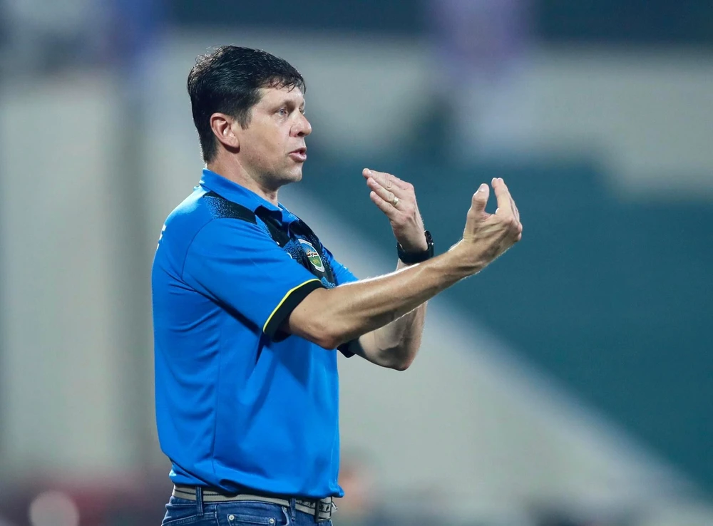 Sau ba trận toàn thua, thầy trò HLV Fabio Maciel còn trận thủ tục với chủ nhà VN. Ảnh: A.P Egy Maulana trong vòng vây các cầu thủ Đông Timor. Ảnh: A.PHƯƠNG Các cầu thủ Indonesia ăn mừng bàn thắng. Ảnh: ANH PHƯƠNG