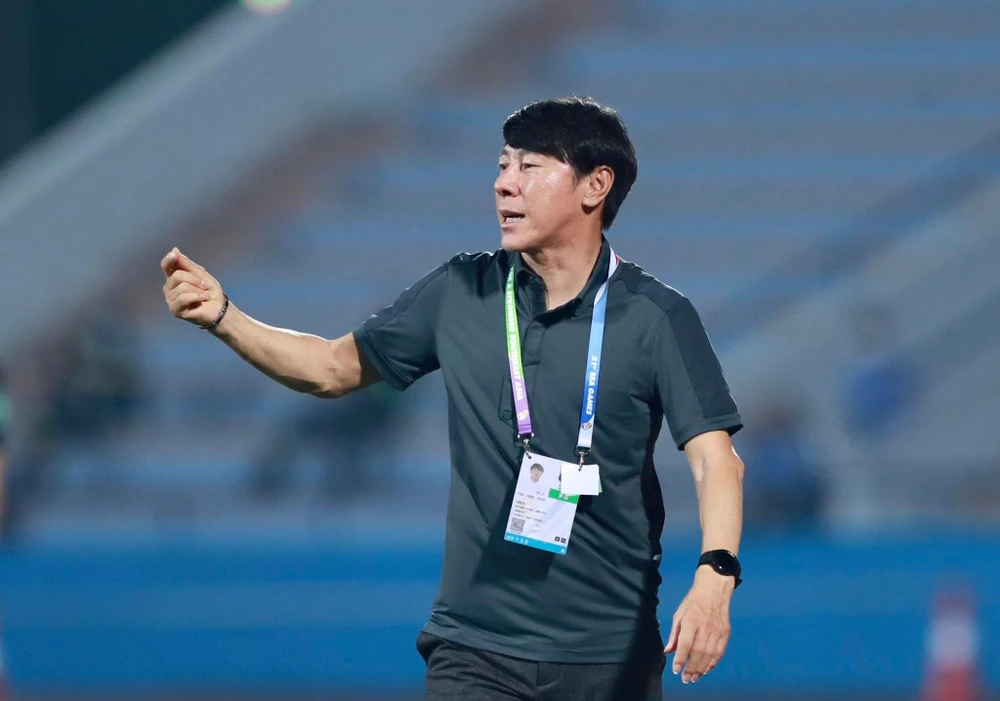 HLV Shin Tae-yong tạm hài lòng với chiến thắng của đội. Ảnh: A.P Một buổi tối mà Ferreira tiếp tục vất vả và bốn lần vào lưới nhặt bóng. Ảnh: A.P Sau ba trận toàn thua, thầy trò HLV Fabio Maciel còn trận thủ tục với chủ nhà VN. Ảnh: A.P Egy Maulana trong vòng vây các cầu thủ Đông Timor. Ảnh: A.PHƯƠNG Các cầu thủ Indonesia ăn mừng bàn thắng. Ảnh: ANH PHƯƠNG