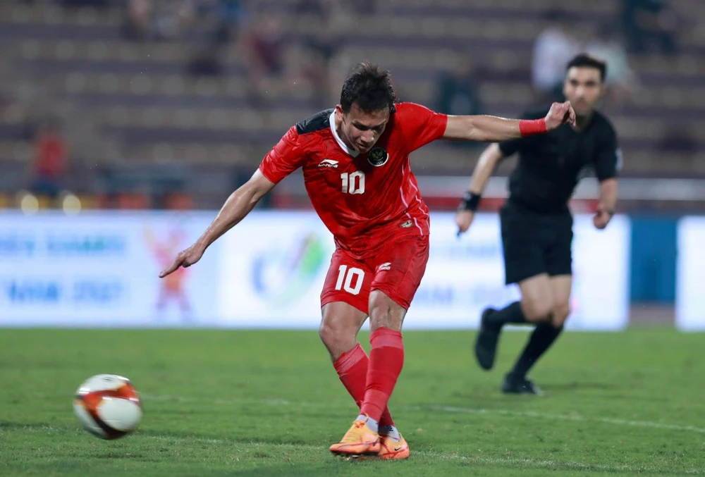 Egy Maulana đang chơi bóng tại Slovakia, anh được CLB cho về khoác áo U-23 Indonesia. Ảnh: A.P Witan Sulaeman nhân đôi cách biệt cho Indonesia đầu hiệp 2. Ảnh: A.P HLV Shin Tae-yong tạm hài lòng với chiến thắng của đội. Ảnh: A.P Một buổi tối mà Ferreira tiếp tục vất vả và bốn lần vào lưới nhặt bóng. Ảnh: A.P Sau ba trận toàn thua, thầy trò HLV Fabio Maciel còn trận thủ tục với chủ nhà VN. Ảnh: A.P Egy Maulana trong vòng vây các cầu thủ Đông Timor. Ảnh: A.PHƯƠNG Các cầu thủ Indonesia ăn mừng bàn thắng. Ảnh: ANH PHƯƠNG