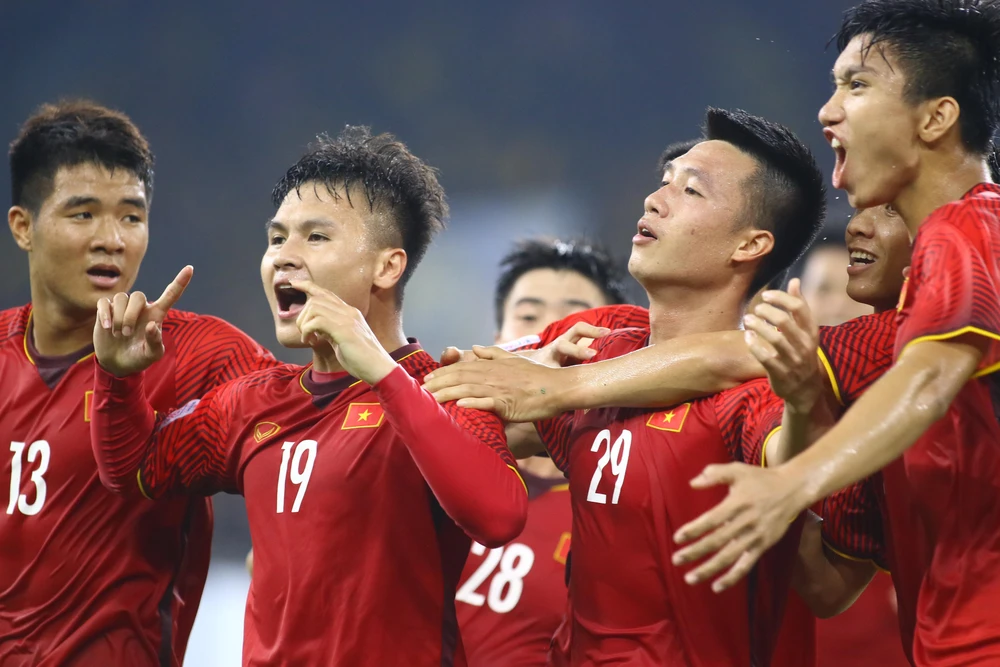 Chiếc áo mặc thi đấu giao hữu của Quang Hải sẽ được đấu giá cho Quỹ từ thiện. Ảnh: ĐV