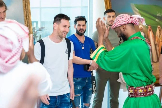 Một nhân viên ở khách sạn tại TP Jeddah tiếp Messi. Ảnh: Getty Phía sau Messi là ông bố, cũng là người đại diện của tiền đạo Argentina. Ảnh: Getty Messi đến thăm một bảo tàng, trung tâm văn hóa ở Jeddah. Ảnh: Getty Messi được hướng dẫn tham quan một bảo tàng mang đậm màu sắc Hồi giáo. Ảnh: Getty Messi trò chuyện cùng một quản lý một bảo tàng di sản ở Jeddah.